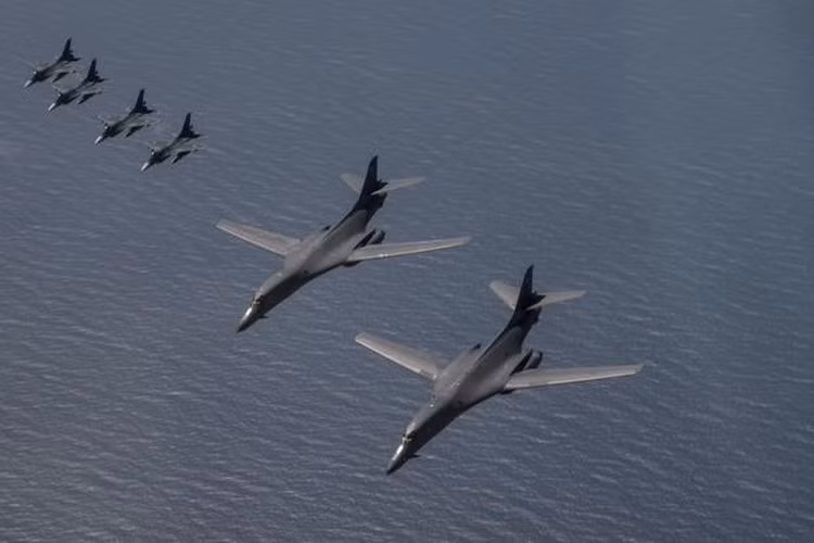 Tuần trước, 5 máy bay ném bom chiến lược B-52H đã bay từ căn cứ không quân trên đảo Guam đến căn cứ không quân Minot, bang North Dakota, chấm dứt việc triển khai quay vòng 6 tháng của không quân ném bom tầm xa đến đảo Guam diễn ra từ năm 2004.