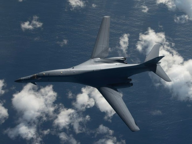 Tùy từng điều kiện hoạt động, cánh của B-1B Lancer có khả năng duỗi thẳng hoặc xếp chéo, giúp máy bay trở nên linh hoạt hơn trong tác chiến.