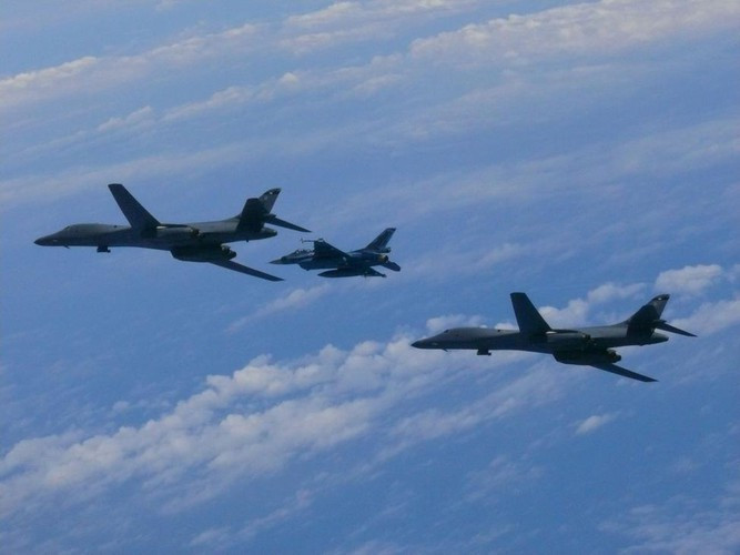 Một máy bay ném bom chiến lược B-1B Lancer đã bay từ lục địa Mỹ đến Nhật Bản vào ngày 22/4, để cùng hoạt động với 15 máy bay chiến đấu của Nhật Bản.