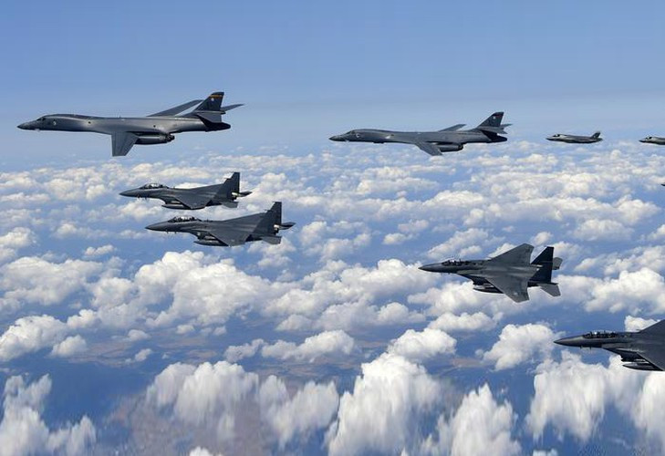 B-1B Lancer hiện là chiếc máy bay có tải trọng bom đạn lớn nhất thế giới, chúng có thể mang 84 bom Mk-82, 24 bom thông minh GBU-31 JDAM, 48 bom thông minh GBU-38 JDAM, 12 bom lượn AGM-154 JSOW (còn gọi là vũ khí tấn công ngoài tầm phòng không điểm), hoặc 24 tên lửa AGM-158 JASSM tầm bắn 370km. Tổng tải trọng vũ khí của B-1B lên đến 57 tấn.