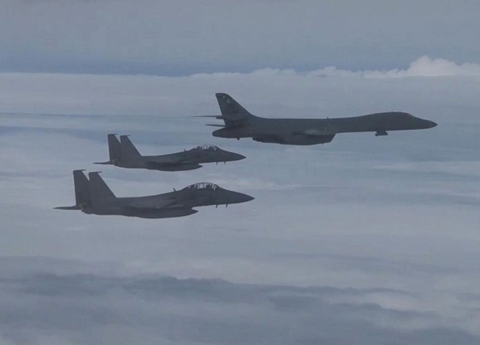 Ngoài ra loại máy bay này mang trong mình khả năng tàng hình nhẹ khi sử dụng công nghệ sơn hấp thụ sóng radar.