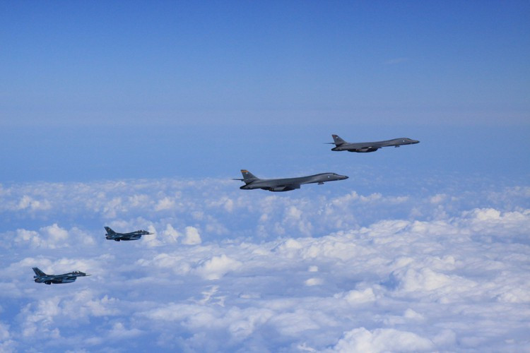 Lần đầu thực chiến của B-1B là trong chiến dịch Cáo sa mạc, tiếp đến B-1B Lancer đã dội bom vào đối phương trong chiến tranh Afghanistan, Iraq và mới đây nhất là Syria.