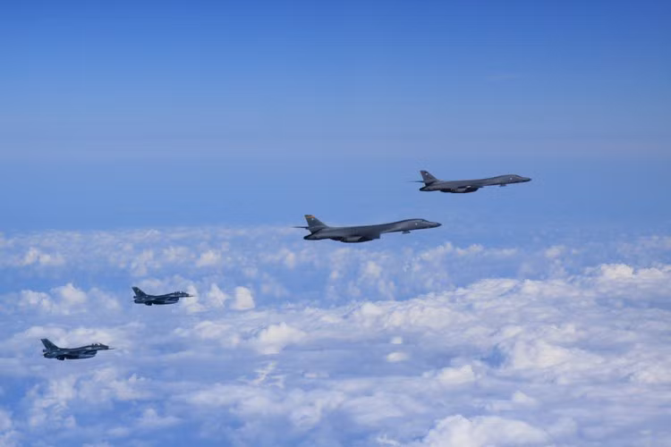 Lần đầu thực chiến của B-1B là trong chiến dịch Cáo sa mạc, tiếp đến B-1B Lancer đã dội bom vào đối phương trong chiến tranh Afghanistan, Iraq và mới đây nhất là Syria.