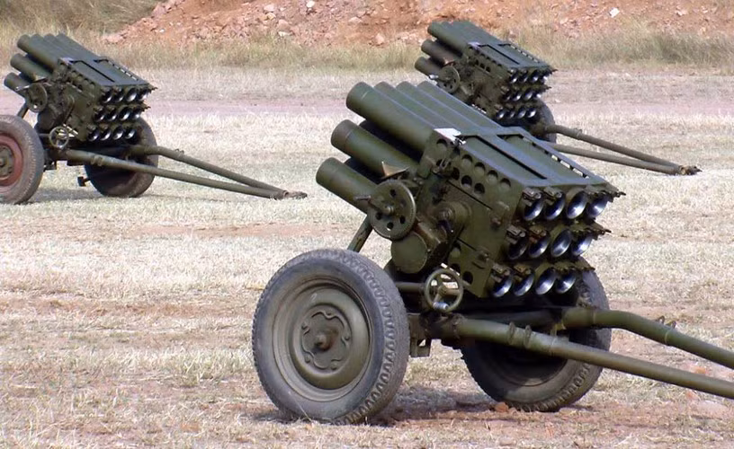 Type-63 có thể được gắn lên xe tải, xe bọc thép, tàu chiến hoặc cơ động bằng 2 bánh xe gắn vào chính tổ hợp pháo.