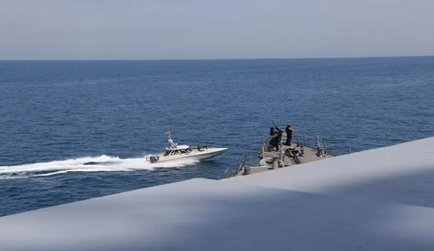 Được biết ngoài súng máy hạng nặng cỡ nòng 12,7mm, xuồng cao tốc Iran còn được trang bị pháo phản lực đa nòng cỡ 107mm.