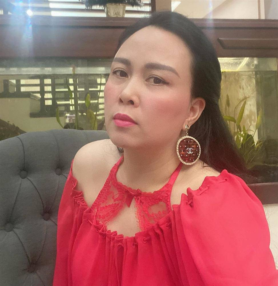 Phượng Channel (tên thật Trương Thị Phượng) quê gốc ở Thanh Hóa, hiện sinh sống tại Hà Nội. Biệt danh Phượng Chanel bắt nguồn từ sở thích xài đồ hiệu Chanel của nữ doanh nhân này. Ảnh: Internet