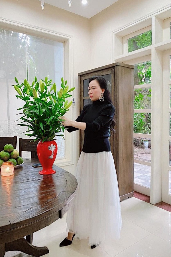 Phượng Channel được coi là nữ đại gia thứ thiệt, khởi nghiệp bằng nghề kinh doanh bất động sản, rồi sau đó làm chủ 3 công ty giải trí lớn. Ảnh: FBNV