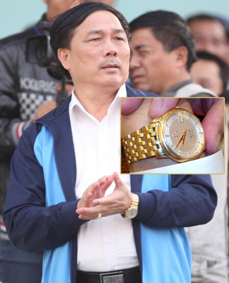 Ngoài ra, bầu Đệ còn là người nổi tiếng chịu chơi khi bỏ hàng trăm triệu đồng để sở hữu chiếc đồng hồ hàng hiệu Omega được làm bằng vàng, đính kim cương. Ảnh: Ngoisao.