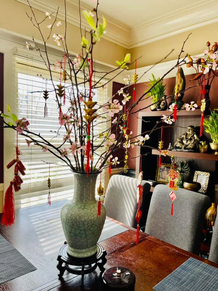 Một góc khác trong nhà được trang trí theo phong cách Tết truyền thống của Việt Nam.