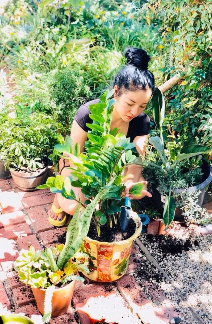 Thời gian rảnh rỗi, nữ danh hài dành vài tiếng để tưới cây, chăm sóc hoa cỏ trong vườn.