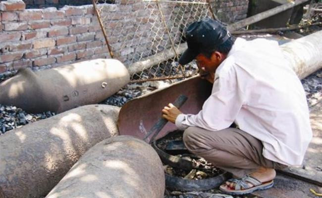Tuy nhiên, một số người vì miếng cơm manh áo vẫn chọn công việc này làm kế sinh nhai. Ảnh: Vietnamnet