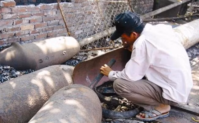 Tuy nhiên, một số người vì miếng cơm manh áo vẫn chọn công việc này làm kế sinh nhai. Ảnh: Vietnamnet