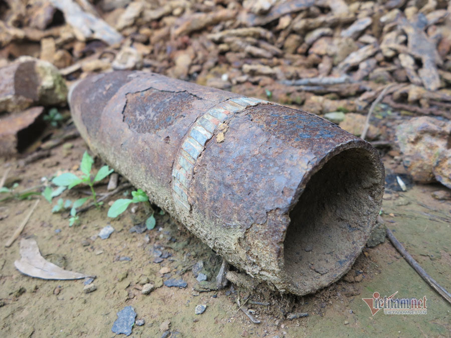 "Cưa bom" là một trong những công việc nguy hiểm ở Việt Nam. Nhiều người chỉ nghe tên cũng đủ “lạnh sống lưng”. Ảnh: Vietnamnet