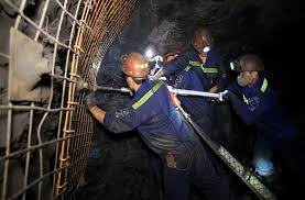 Đổi lại, nghề này có thu nhập rất cao. Những năm gần đây, thợ lò tại Tập đoàn Công nghiệp Than - Khoáng sản Việt Nam có mức thu nhập từ 300 - 400 triệu đồng/năm. Ảnh: Internet