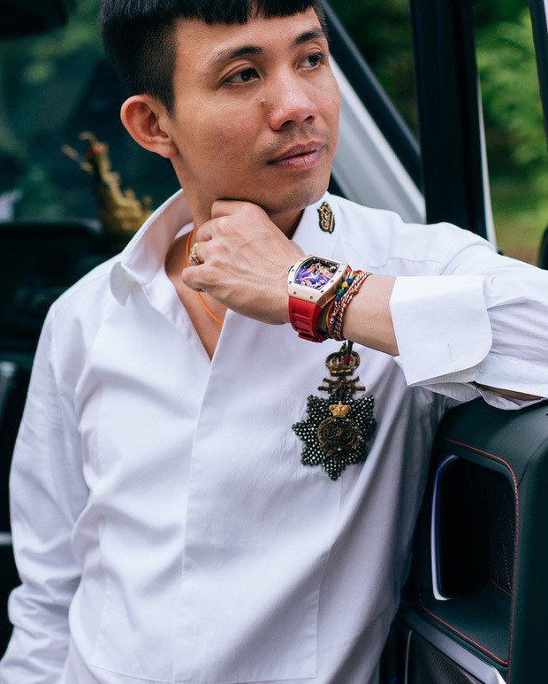 Trong số đó phải kể đến chiếc đồng hồ Richard Mille Dragon Jackie Chan Tourbillon - "siêu phẩm" chỉ sản xuất 3 chiếc trên toàn thế giới có giá 23 tỷ đồng. Ảnh: Yan.