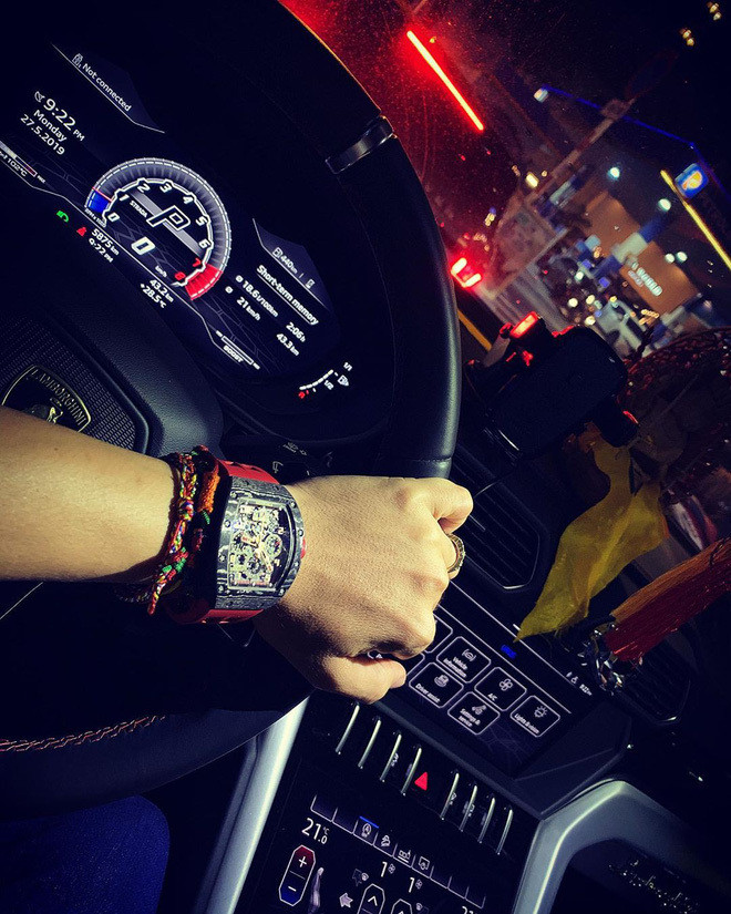 Chiếc đồng hồ chế tác có hình con Rồng nổi 3D, đuôi và vây làm từ men nung xanh coban, phần đuôi có một viên Sapphire giọt lệ. Ảnh: FBNV.