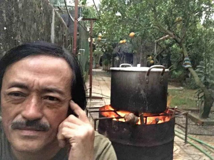 Tết đến, nghệ sĩ cùng gia đình gói bánh chưng ngay tại sân nhà. Ảnh: Vietnamnet.