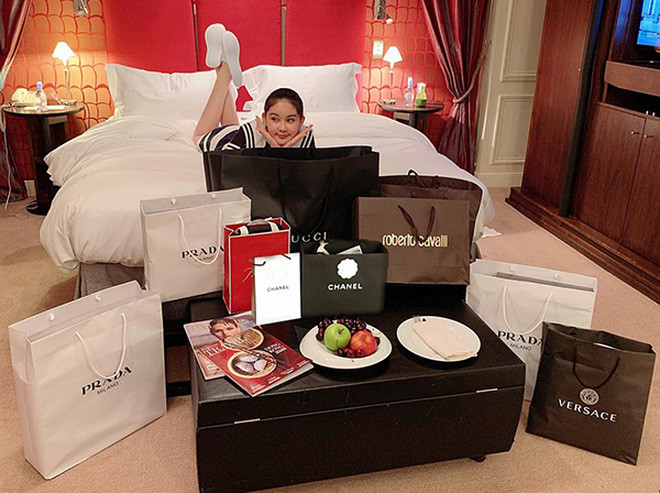 Lê Âu Ngân Anh thường khoe "chiến tích" mua sắm của cô trên trang cá nhân với những bức ảnh ngập tràn hàng hiệu.