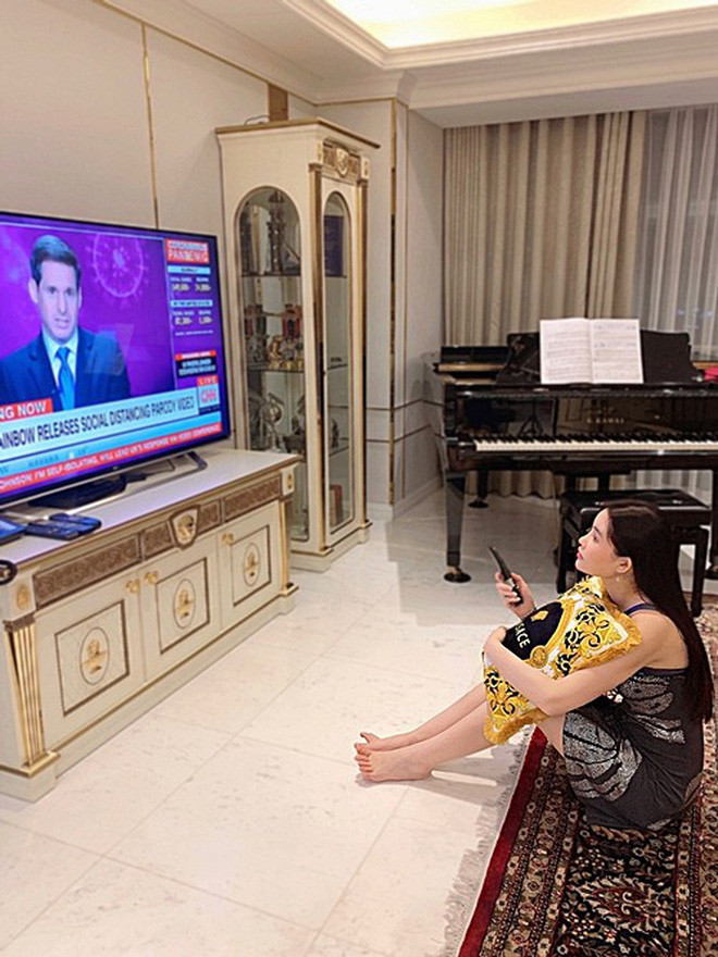 Lê Âu Ngân Anh hiện sống trong một căn hộ rộng 280m2 rộng rãi, thoải mái.