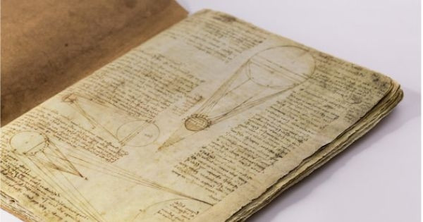 Đó là một cuốn sách của danh họa nổi tiếng Leonardo da Vinci có tên là Codex Leicester.