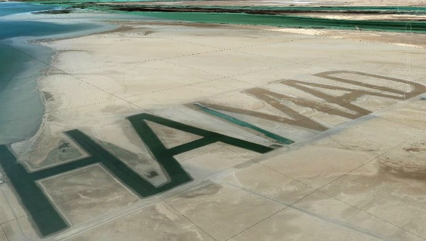 Điều đặc biệt là cái tên được khắc to đến nỗi nó được cho rằng có thể nhìn thấy từ Mặt trăng. Nó được tạo ra bằng cách đào sâu vào lòng đất rồi để nước biển chảy vào. Nguồn ảnh: Getty Image