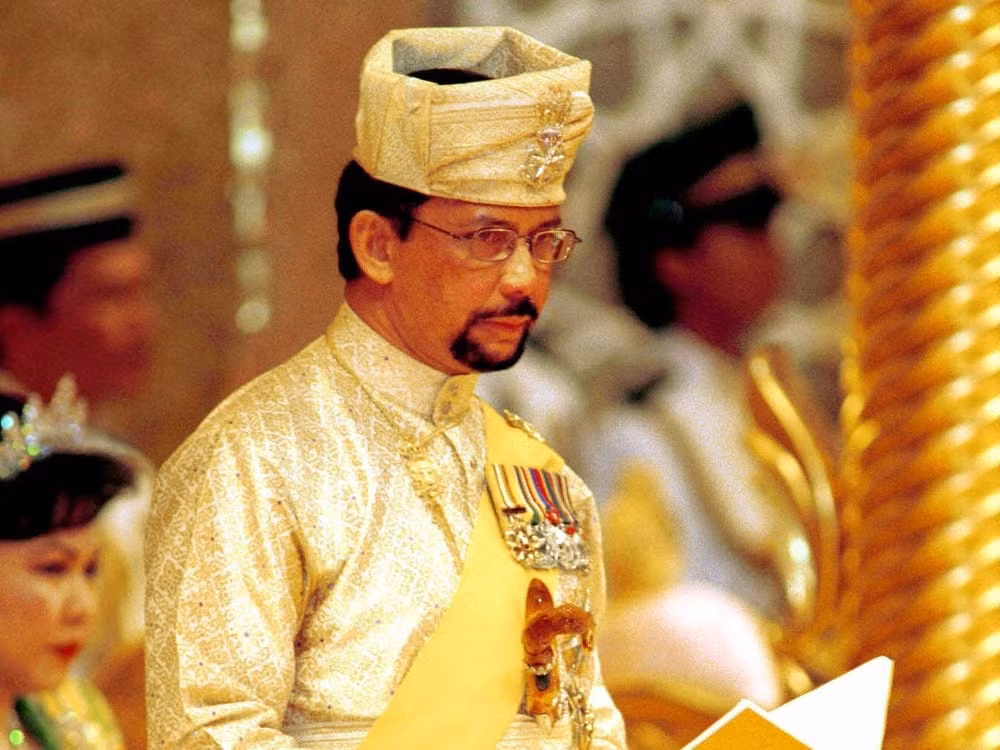 Theo đó, một thợ cắt tóc đến từ London (Anh) được mời đến để cắt tóc cho vị quốc vương này.