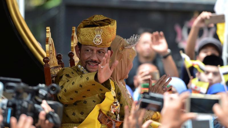 Đáng nói, người thợ đó vẫn sống ở Anh, được chở đến Brunei bằng máy bay riêng chỉ để cắt tóc và Quốc vương Brunei cũng chi trả cho việc di chuyển.