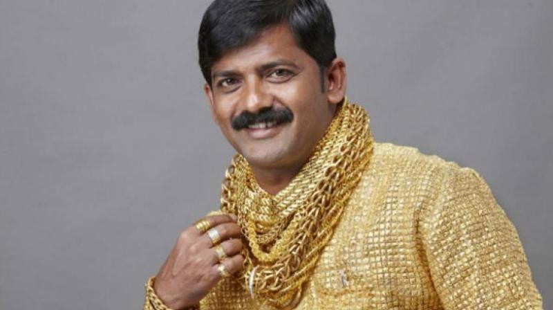 Chiếc áo này được làm bằng vàng 22 carat, trị giá 240.000 USD (hơn 5,5 tỷ đồng).