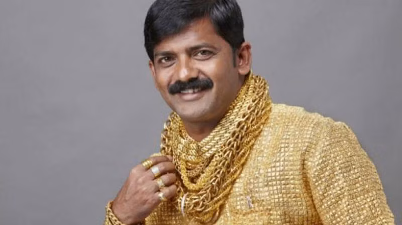 Chiếc áo này được làm bằng vàng 22 carat, trị giá 240.000 USD (hơn 5,5 tỷ đồng).