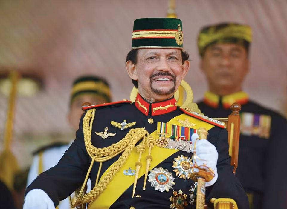 Quốc vương Hassanal Bolkiah vốn nổi tiếng là giàu có với tài nguyên dầu mỏ dồi dào của đất nước Brunei. Ông từng sẵn sàng bỏ ra khoảng 535 triệu đồng cho một lần cắt tỉa tóc.