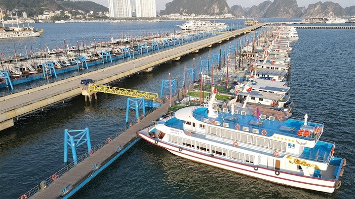 Doi tau du lich nghin ty o Ha Long “dap chieu” thuoc cac “ong lon” nao?