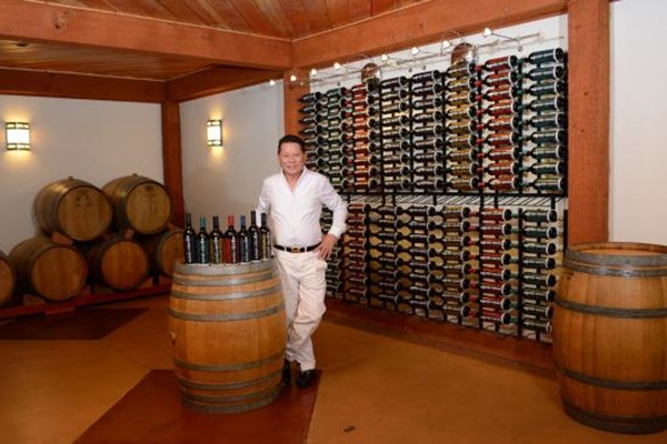 Bên trong biệt thự trưng bày rượu vang. Ảnh: TTT