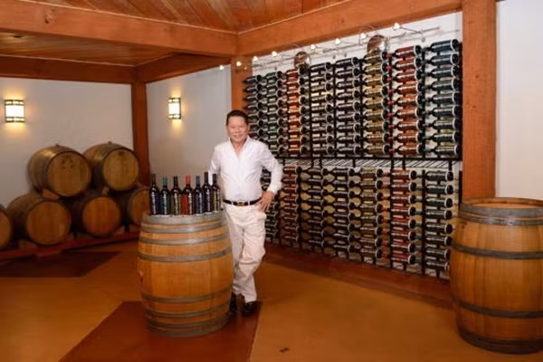 Bên trong biệt thự trưng bày rượu vang. Ảnh: TTT