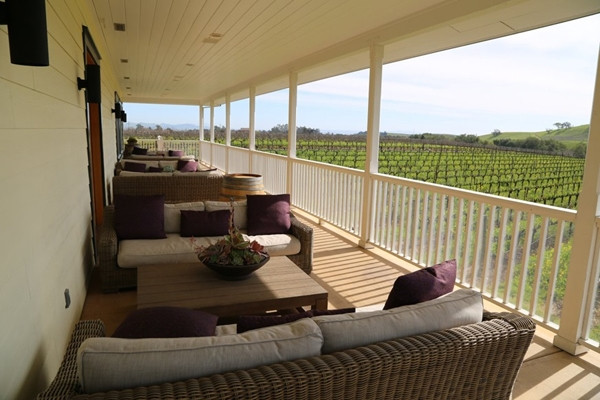 Ban công trên tầng 2 được thiết kế làm không gian thư giãn yên bình nhìn ra vườn nho xanh mướt. Ảnh: Lao động