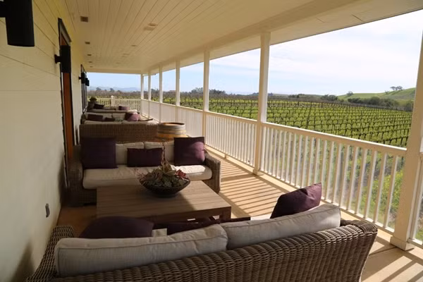 Ban công trên tầng 2 được thiết kế làm không gian thư giãn yên bình nhìn ra vườn nho xanh mướt. Ảnh: Lao động