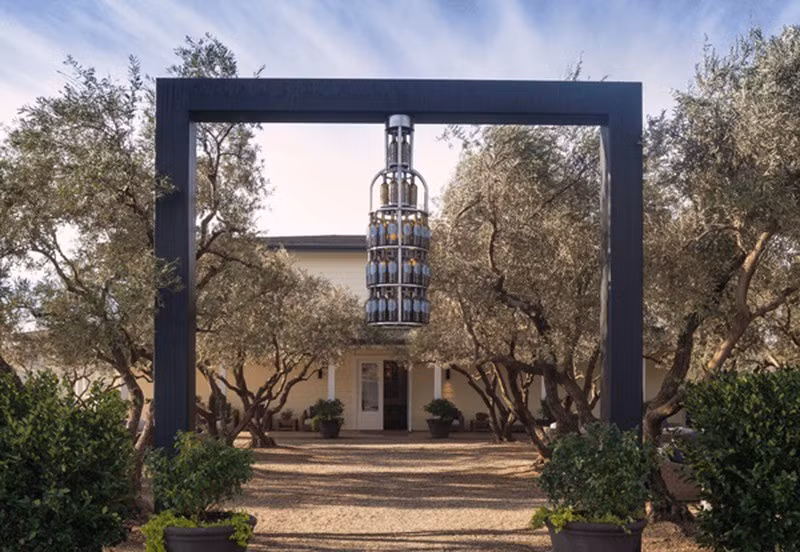 Mặt tiền căn biệt thự thiết kế ấn tượng với hệ thống chiếu sáng lung linh, trang hoàng từng khoảng sân nhỏ với cây cổ thụ và đèn hắt sáng. Ảnh: Plo