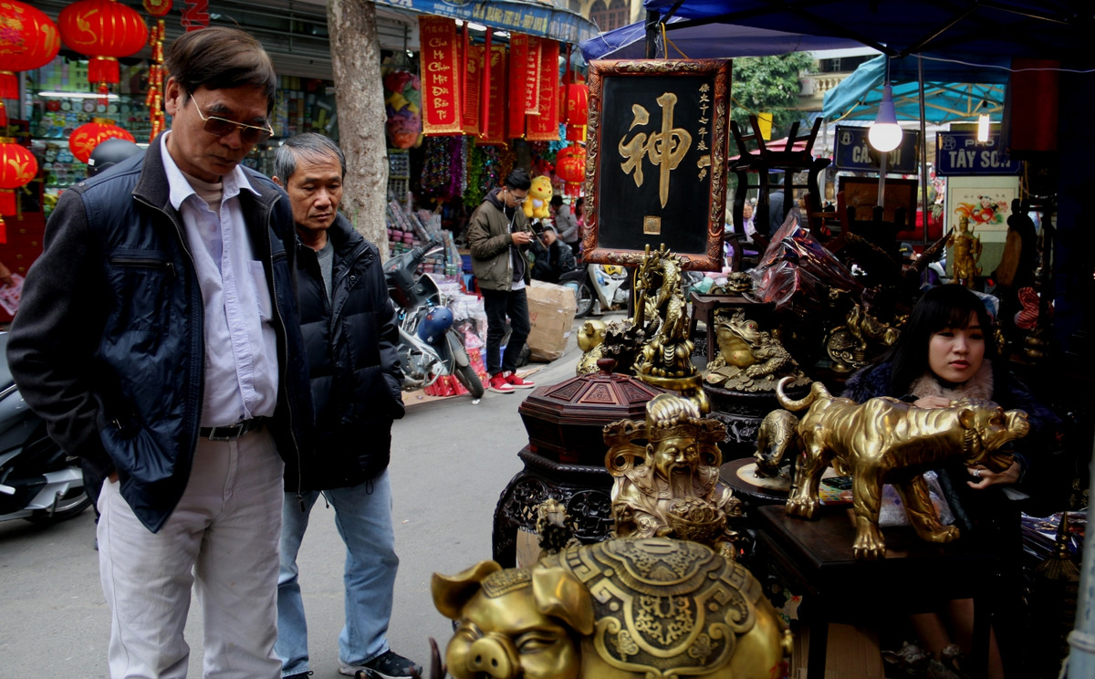 Hàng nghìn món đồ được bày bán khiến cho khu chợ độc nhất vô nhị ở Hà Nội lúc nào cũng tấp nập người dừng chân. Ảnh: Petrotimes.