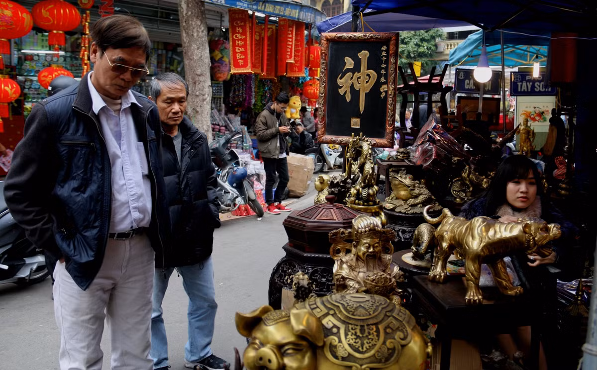 Hàng nghìn món đồ được bày bán khiến cho khu chợ độc nhất vô nhị ở Hà Nội lúc nào cũng tấp nập người dừng chân. Ảnh: Petrotimes.