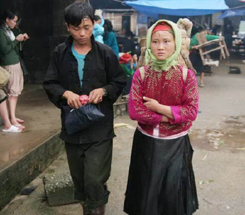 Trai gái trong bản làng kéo tới đây rất đông, có cả bố mẹ hoặc ông bà đi theo để chứng kiến lời giao ước của họ. Họ có thể đã yêu nhau, hoặc đến chợ mới làm quen và tìm hiểu nhau. Nhiều lứa đôi đã nên vợ nên chồng ngay trong phiên chợ đặc biệt này. Ảnh: Dân Việt.