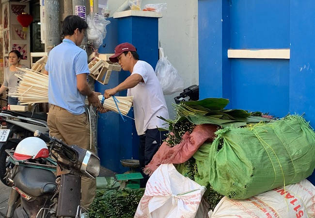 Cả đoạn đường được phủ một màu xanh rì của lá dong khiến ai đi ngang qua cũng cảm nhận được không khí Tết đã đến rất gần. Ảnh: Baotintuc