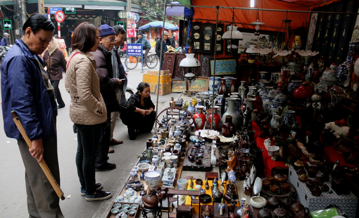 Phiên chợ đồ cổ tại ngã năm Hàng Mã - Hàng Lược - Hàng Rươi (Hà Nội) chỉ họp mỗi năm một lần vào những ngày giáp Tết Nguyên đán. Mặt hàng chủ yếu là các đồ giả cổ được đúc bằng đồng khá tinh xảo. Ảnh: Petrotimes.
