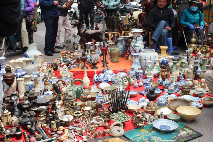 Với những người Hà Nội, đi chợ đồ cổ những ngày cuối năm dường như là cái thú để hoài niệm về một không gian xưa. Ảnh: VOV.
