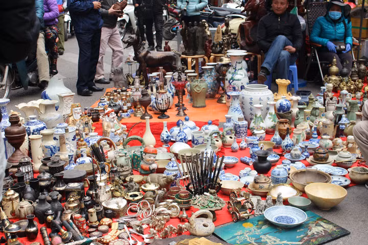 Với những người Hà Nội, đi chợ đồ cổ những ngày cuối năm dường như là cái thú để hoài niệm về một không gian xưa. Ảnh: VOV.