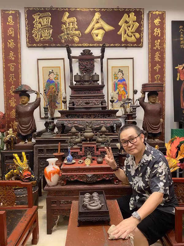 Mới đây, nghệ sĩ Xuân Hinh chia sẻ cuộc sống trong những ngày giãn cách xã hội. Thông qua một vài hình ảnh đăng tải, khán giả nhận ra nhiều nội thất trong vua hài đất Bắc làm từ gỗ quý.