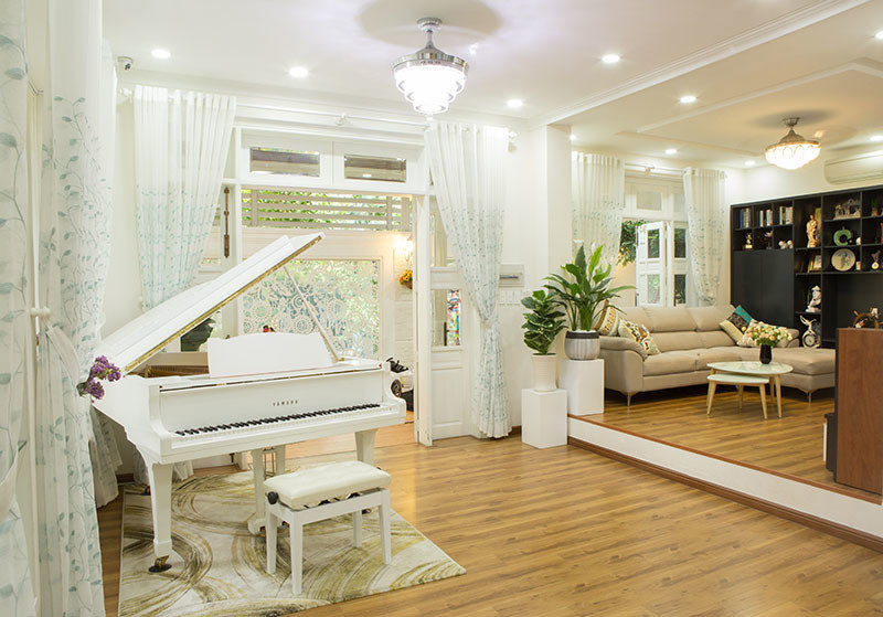 Nữ ca sĩ Vy Oanh chọn tông trắng xuyên suốt và điểm xuyết màu vàng trong toàn bộ căn nhà. Ảnh: Vietnamnet