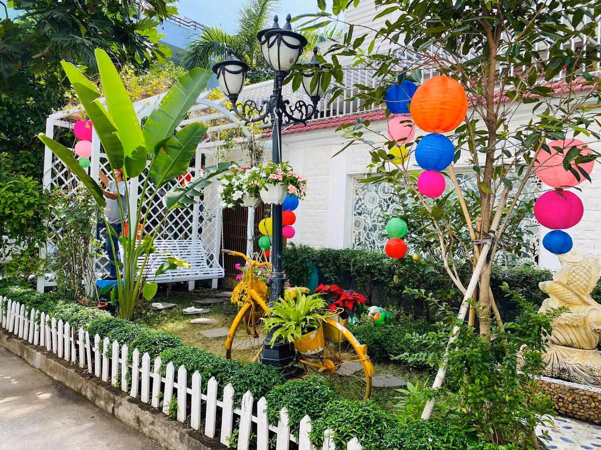 Đặc biệt, Vy Oanh còn trồng một cây chuối trong vườn, mang lại cảm giác bình dị. Ảnh: FBNV.