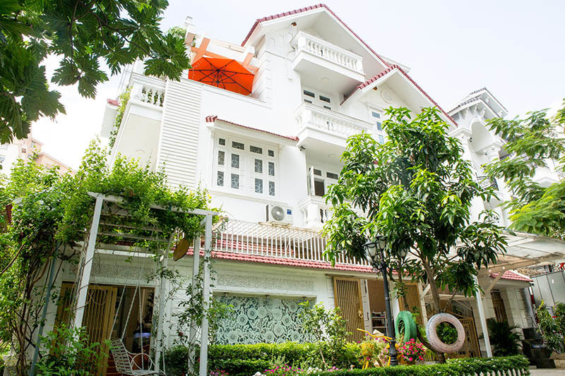 Căn biệt thự màu trắng 4 tầng nằm tại quận 2, có khu vui chơi cho trẻ, 3 phòng ngủ, nội thất tiện nghi. Ảnh: Vietnamnet