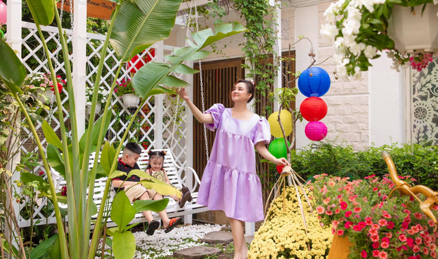 Bao quanh biệt thự của Vy Oanh là mảnh vườn xanh với nhiều loại hoa, cây cảnh, cây ăn trái. Ảnh: Vietnamnet.