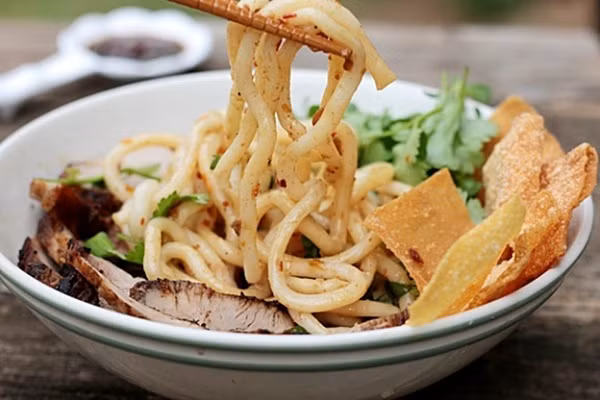 Là đặc sản nức tiếng ở Hội An, cao lầu cũng có mức giá bình dân từ 30.000 - 60.000 đồng.