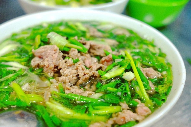 Phở hiện có mặt ở khắp nơi trên khắp Việt Nam với giá dao động từ 30.000 - 100.000 đồng/bát, tuỳ loại.